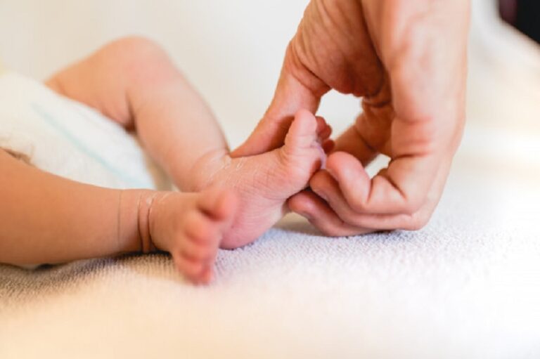 ”Cu o singură excepție – alăptatul – cred că un tată poate să facă acasă cu al său copil fix ce face și o mamă.” INTERVIU cu Ciprian Stănescu, tătic