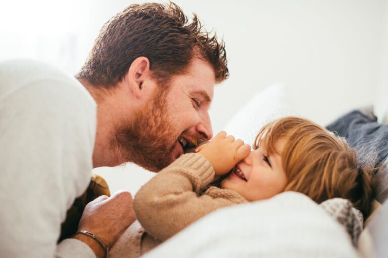 Cum să îți păstrezi barba intactă cu un copil în preajmă?