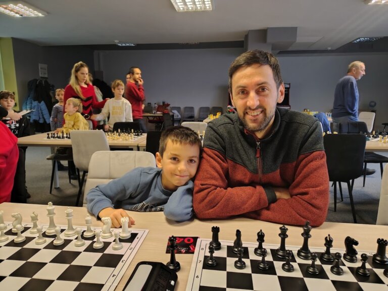 Cum ii atragem pe cei mici spre șah și ce strategii din „sportul minții” poți aplica în parenting?